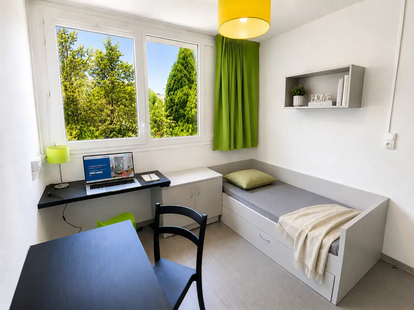 Photos de la résidence services étudiante Ideal Campus Montpellier présentant des studios meublés tout équipés, kitchenette, salle de bain privative, espaces communs, Chill Room, salle de sport, jardin paysager et couloirs modernes. Résidence étudiante avec logements étudiants confortables, environnement sécurisé, services dédiés aux étudiants et proximité des campus universitaires et des transports en commun.